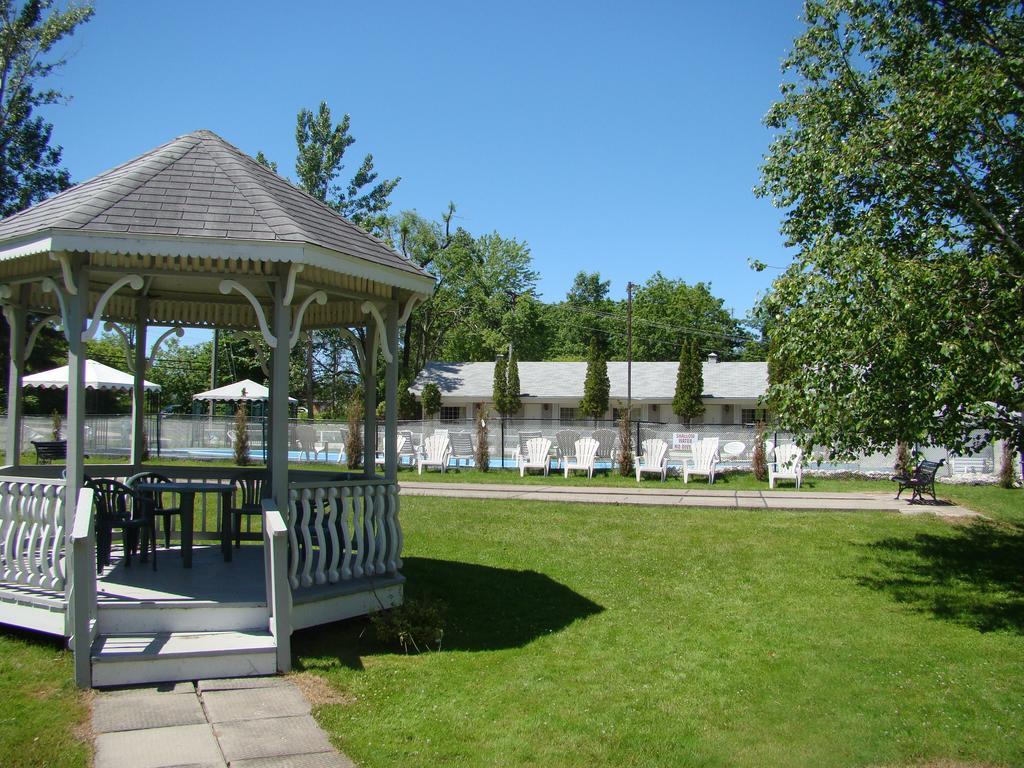 Colonial Resort-1000Islands Gananoque Bagian luar foto