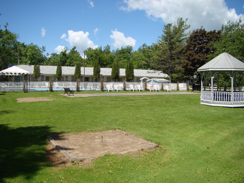 Colonial Resort-1000Islands Gananoque Bagian luar foto