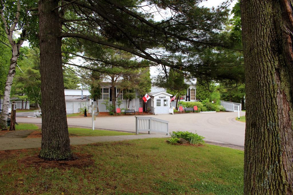 Colonial Resort-1000Islands Gananoque Bagian luar foto