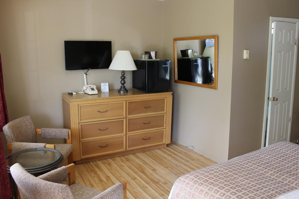 Colonial Resort-1000Islands Gananoque Bagian luar foto