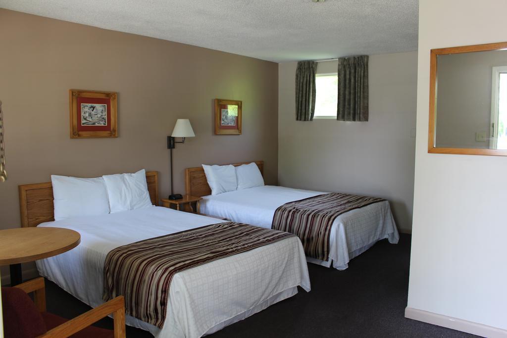 Colonial Resort-1000Islands Gananoque Bagian luar foto