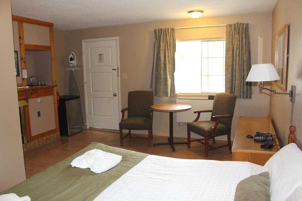 Colonial Resort-1000Islands Gananoque Bagian luar foto